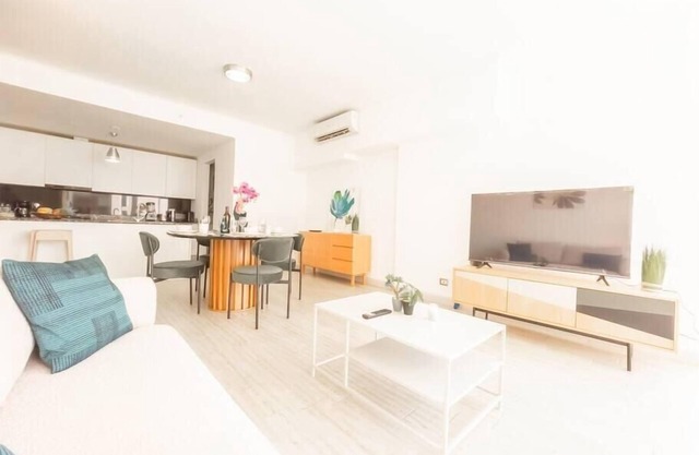 Apto de lujo 2 hab, parking y piscina