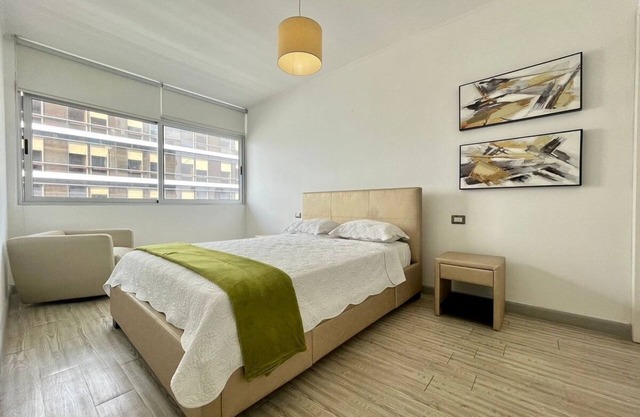 Apto de lujo 2 hab, parking y piscina