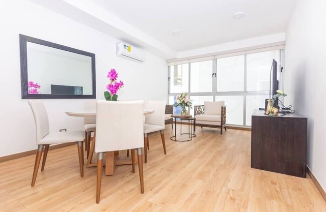 Luxury 2 bedroom apt with free parking