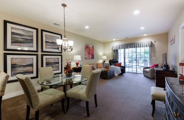 Condominio de lujo de 2 dormitorios -, unidad de servicio, excelente ubicación cerca de Branson Landing.