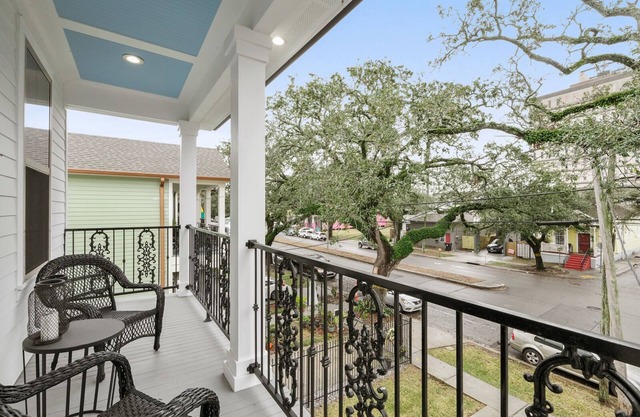 Luxury 2 Bedroom Home Under the Oaks