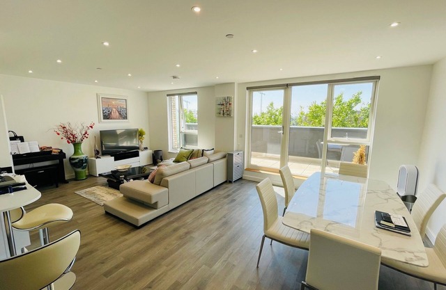 Luxury 2 Bedrooms Penthouse + Free Indoor Parking