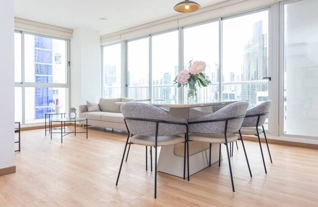 Luxury 2 BR apt free parking and balcony