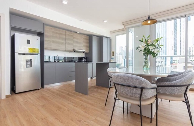 Luxury 2 BR apt free parking and balcony