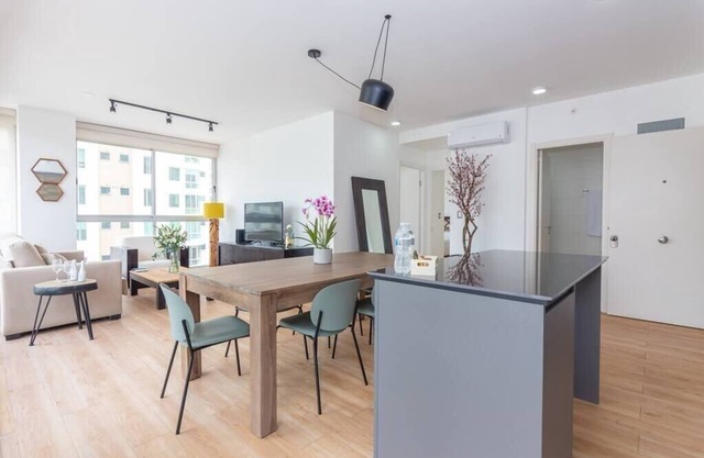 Luxury 2 BR apt free parking and balcony