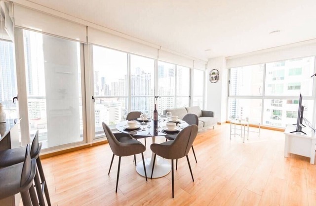 Luxury 2 BR apt Oceanview free parking and balcony