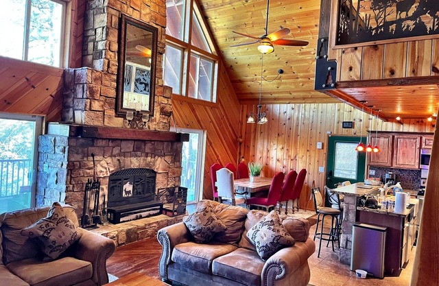Luxury 2 Story Crown King Cabin, Large balcony, Hiking, Fishing, Mountain Views