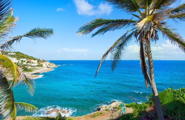 Luxury 2 bedroom ocean front condo close to Beaches, shopping and restarants