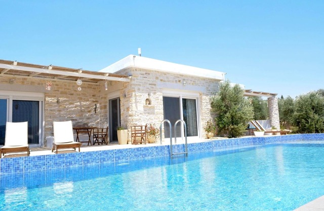 Villa de piedra natural de 2 dormitorios en excelente ubicación con piscina y jardín.