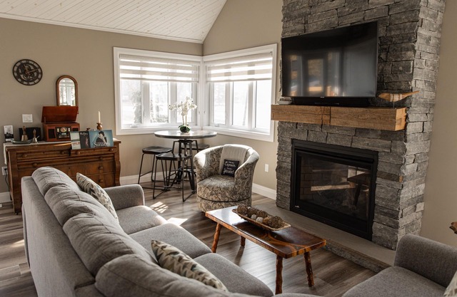 Luxury 225-acre farm stay in wine country. Fireplace, hot tub & pet friendly.