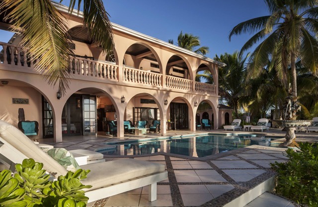 Lujosa villa frente al mar con piscina, fuente, muelle y cocina.