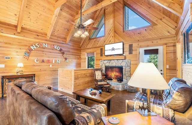 Lujo 2700 pies cuadrados Log Cabin w / Private Hot Tub Sala de juegos Mesa de billar + Mejor vista