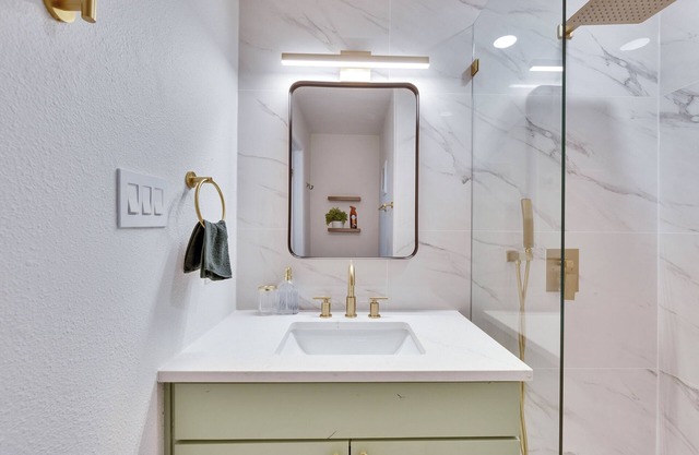 Luxury 2BD / 2.5BA Near The Domain with POOL