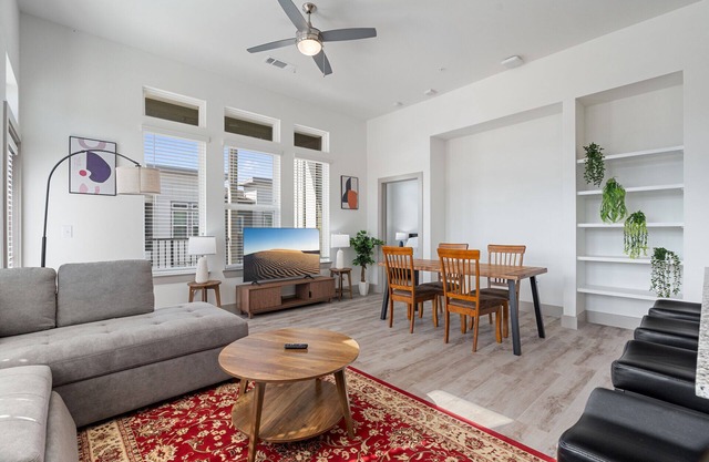 Luxury 2BD/2BA Near Airport 3386