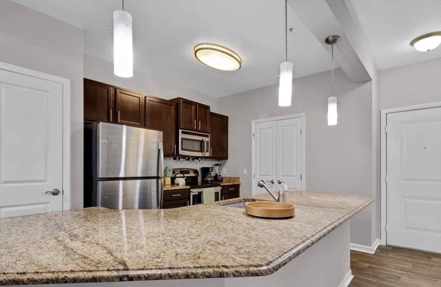 LUXURY 2BED 2BATH/ GATED/ RESORT STYLE/ POOL/ GYM/ FAST WI-FI