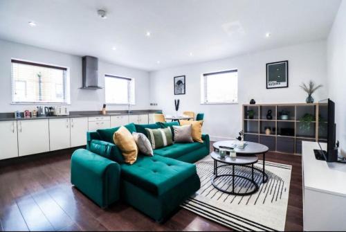Luxury 2BR Apartment close to train station