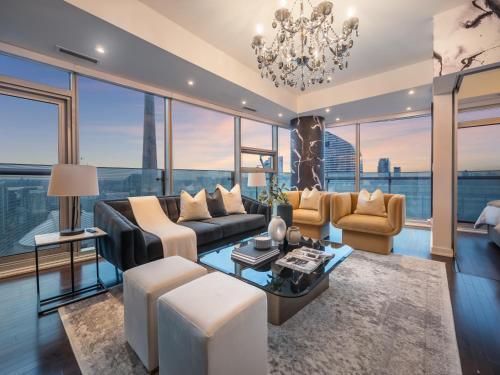 Luxury 2Br Condo Entertainment District Downtown CN Tower View Balcony Pool & Hot Tub