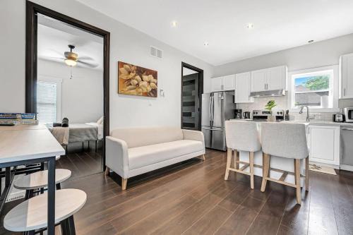 Luxury 2BR Home Near DT GO Hospitals Waterfalls