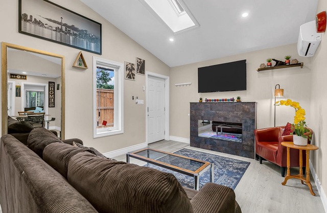 Luxury 2BR home with high ceilings with BBQ/ patio in beautiful South Windsor.