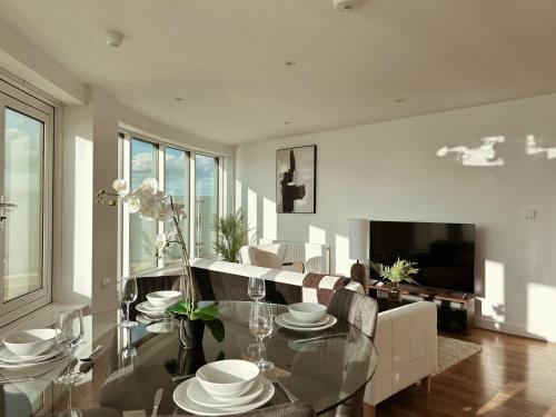 Luxury 2BR Penthouse in Harrow with Balcony, Private Gym, Games Room & Guests Lounge