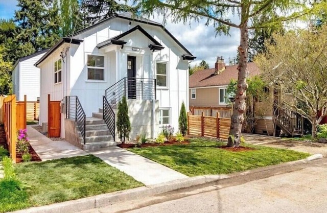 Luxury 2br1ba w/ Hot tub, patio, crib & vanity