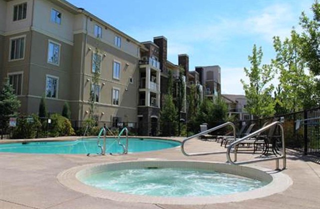 Condominio de lujo de 3 dormitorios en el campo de golf Okanagan - Capacidad para 6 personas con piscina y bañera de hidromasaje