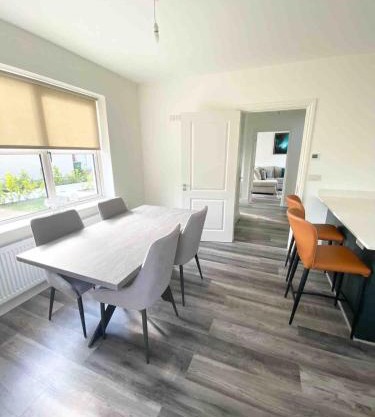 Luxury 3 bedroom home Newbridge - 25 minute Direct train to Dublin City
