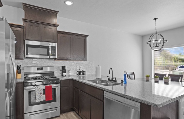 Luxury 3 bedroom home w/ high speed wifi & garage