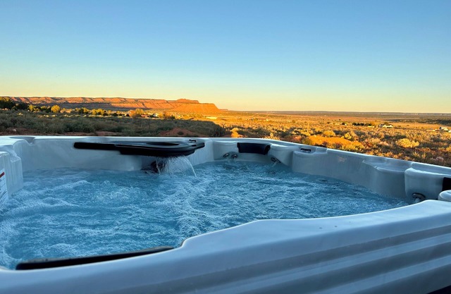 Luxury 3-bedroom house with private hot tub!