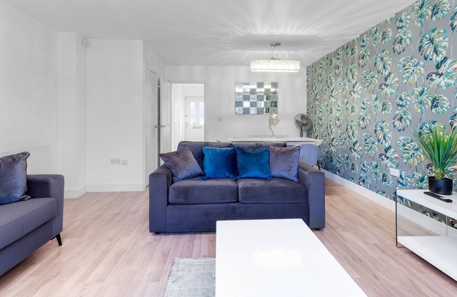 Luxury 3 bedroom Serviced House Leavesden With 2 Bathrooms and Parking