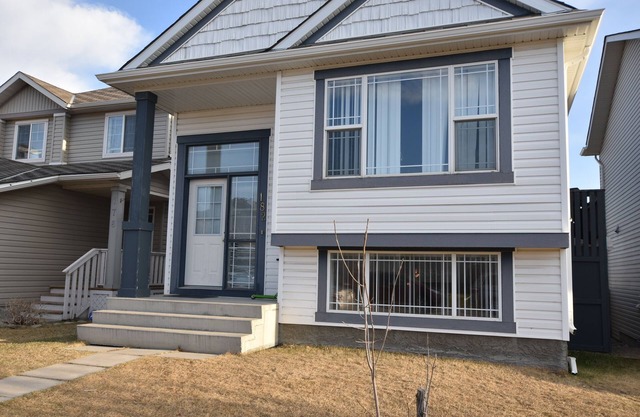 Luxury 2 Bedroom Suite near CalgaryAirport*Wifi*Free Parking