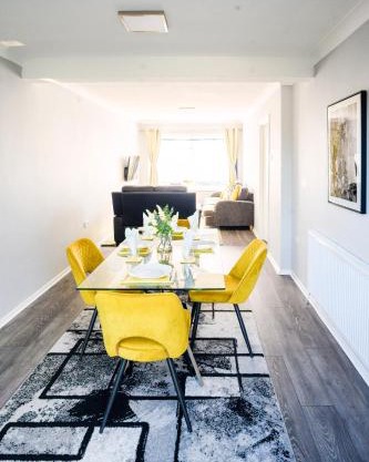 Luxury 3-Bedrooms House With Parking