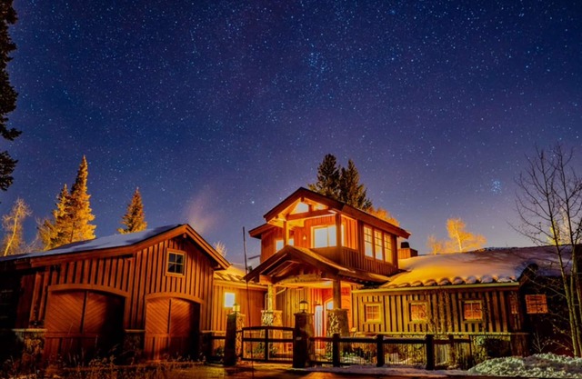 ¡NUEVO LISTADO! Casa grande con vistas a la montaña, chimeneas a gas y cocina gourmet.