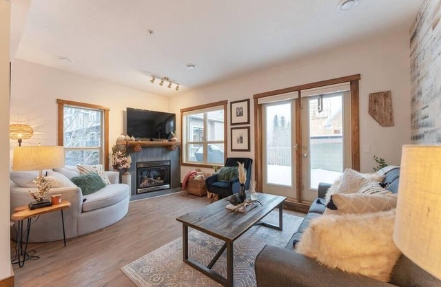 Luxury 3BDRM☆Chic Mountain Escape☆HotTub☆BBQ/Patio!