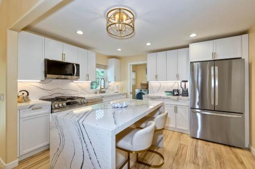 Luxury 3BR Oceanside Condo, AC, Walk to Beach & Pier, Private Patio, WFH Ready