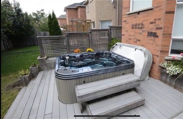 LUXURY 4 BD DETACHED HOUSE WITH HOT TOP
