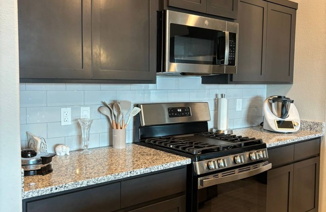 Luxury 4-Bed Home, Family-Friendly, All Amenities & Close to Shopping Center