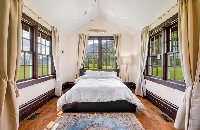 Luxury 4-bed house on 135 acre farm in stunning Pemberton Meadows