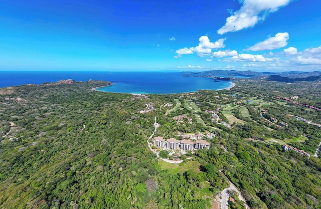 Luxury 4-Bedroom Condo with Stunning Views – Poro 4A