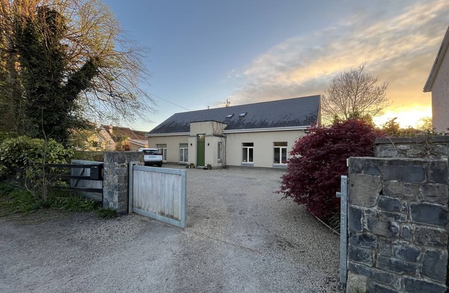 Luxury 4 Bedroom Family Home in Quaint Shannon Side Village
