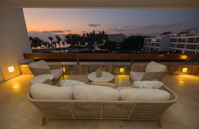 Luxury 4-bedroom penthouse condo, ocean views, private "roof top" lap pool