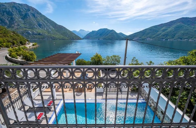 Luxury 4-bedroom villa with pool! - Strp