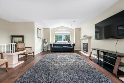 Luxury 4-Bedroom with 2 Private Bathrooms
