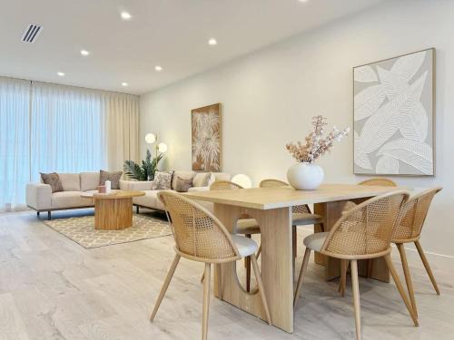 Luxury 4 Beds Family & Business Travel Suite - ASB Showgrounds & Cornwall Park