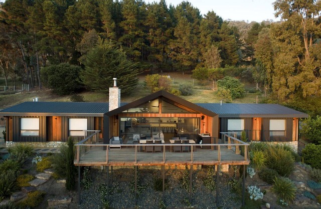 Luxury 4-BR home with breathtaking views of Lake Eildon and Mt Buller