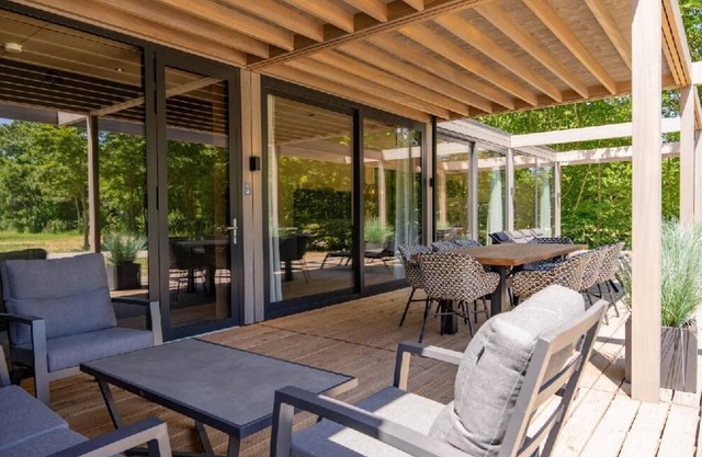 Luxury 4-person villa with two bathrooms, air conditioning and a covered terrace, surrounded by nature in North Limburg.