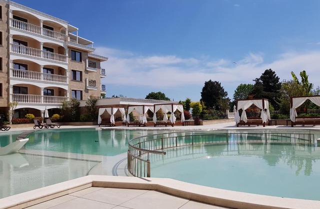Luxury 4-room apartment in apartment hotel "Valencia Gardens" on beautiful beach for demanding people