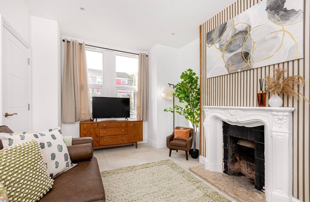 Luxury 4BR 3-Storey Terraced House in Wadsworth