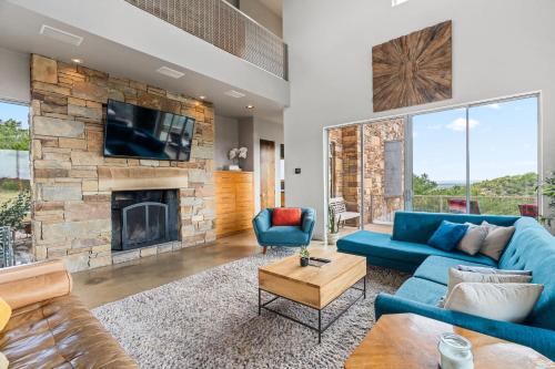 Luxury 4BR Hilltop Retreat Hot Tub & Scenic Views