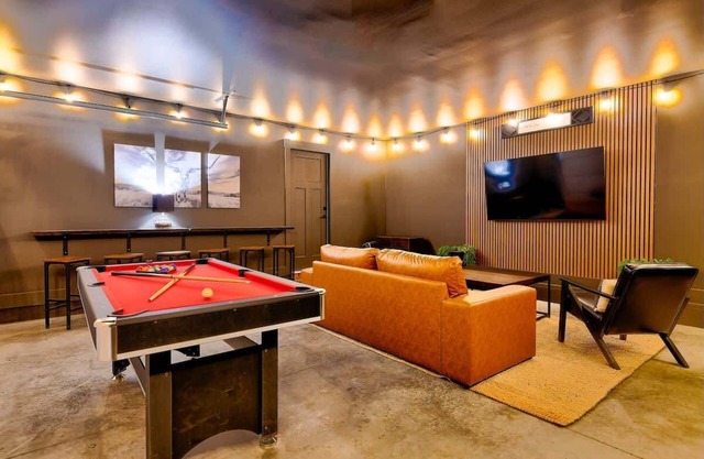 Luxury 4BR Home w/Game Room, 10 Beds & Nash Vibes